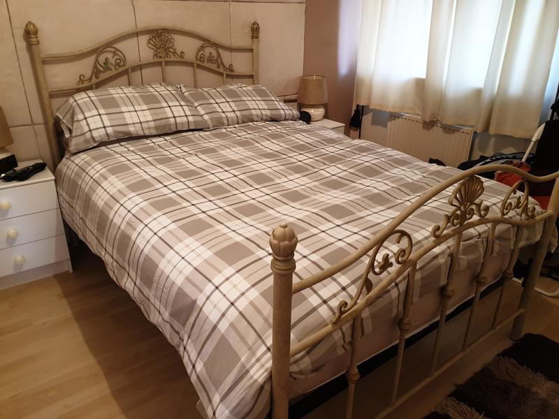 Silentnight Melrose 1200 Pocket Eco Mattress with metal bed frame